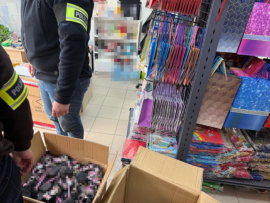 alt='Ponad 500 podr�bek w centrum handlowym. Policja zabezpieczy�a towar'