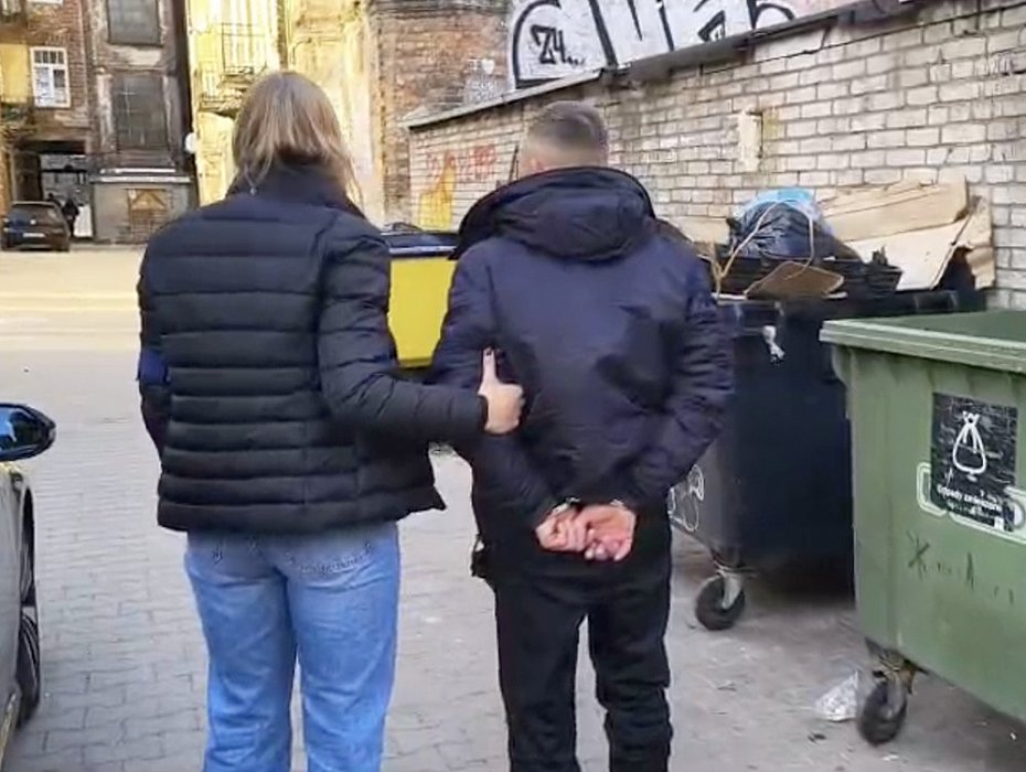 alt='Wyszed� z aresztu i zn�w napad�. Ponownie wyrwa� torebk� tej samej kobiecie'