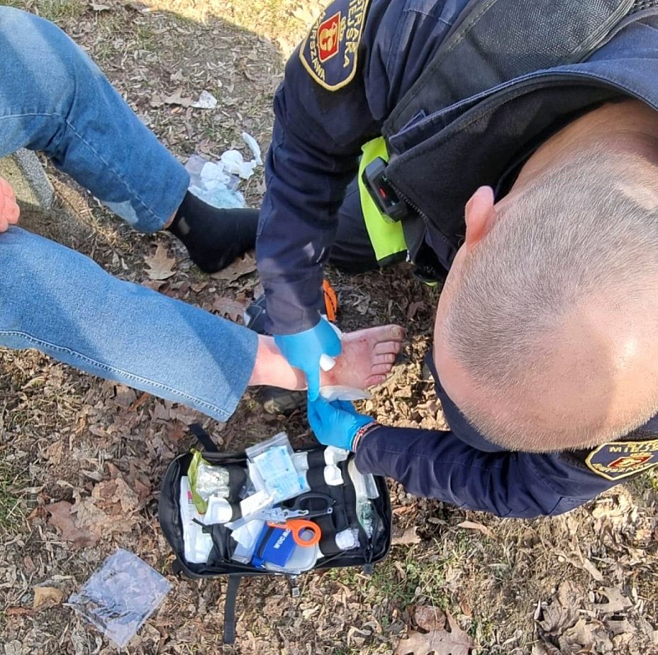 alt='Siedzia� boso na �awce i m�wi�, �e ma ju� do��. Stra�nicy miejscy ruszyli z pomoc�'