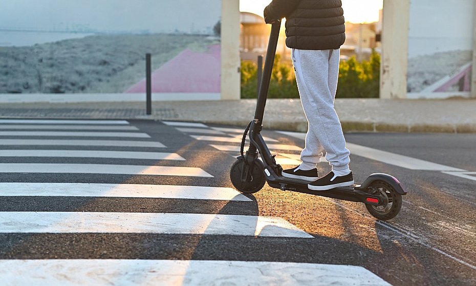 alt='Jazda hulajnog� po alkoholu. 50-latek dosta� 2500 z� mandatu'