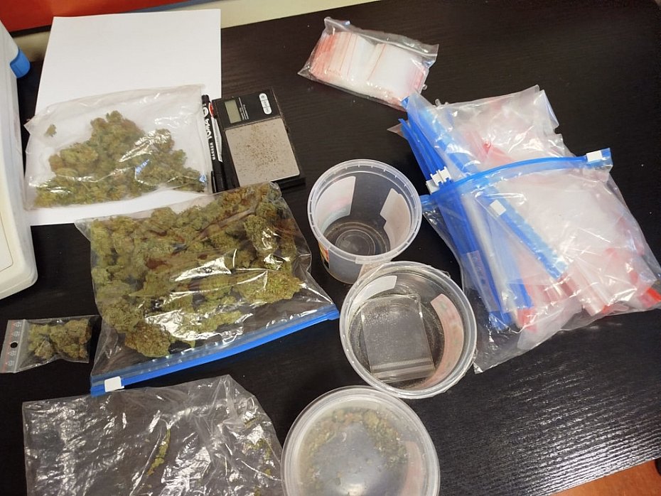 alt='Poszukiwany listem go�czym wpad� z marihuan�. Narkotyki wyrzuci� z balkonu'