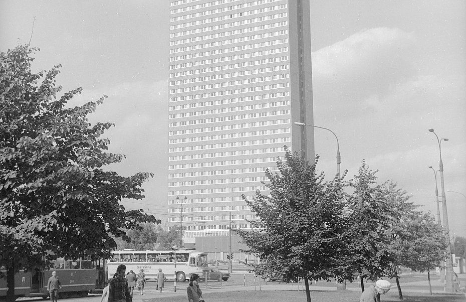 Konserwator nie uratuje Intraco. Pierwszy warszawski "drapacz chmur" do rozbi�rki