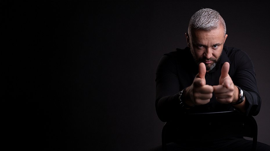 alt='Przemys�aw Piotrowski na Koszykowej. Spotkanie z autorem serii o Igorze Brudnym'