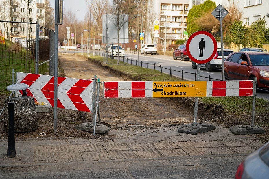 alt='Remont chodnika. Piesi przejd� drug� stron� ulicy'
