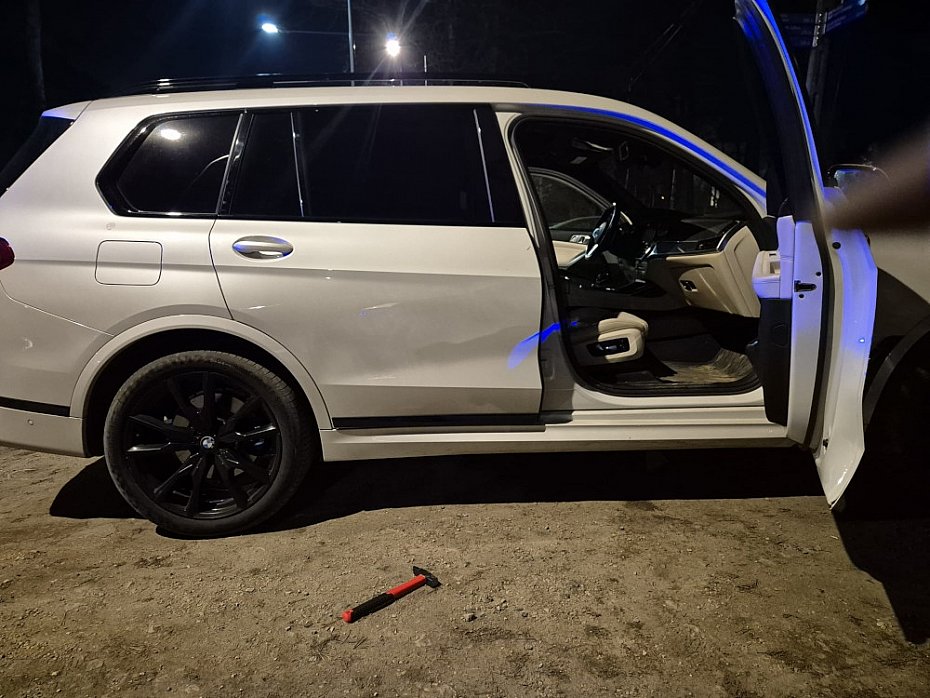 alt='Pobili m�czyzn� m�otkiem w zaparkowanym aucie. Interweniowali policjanci'