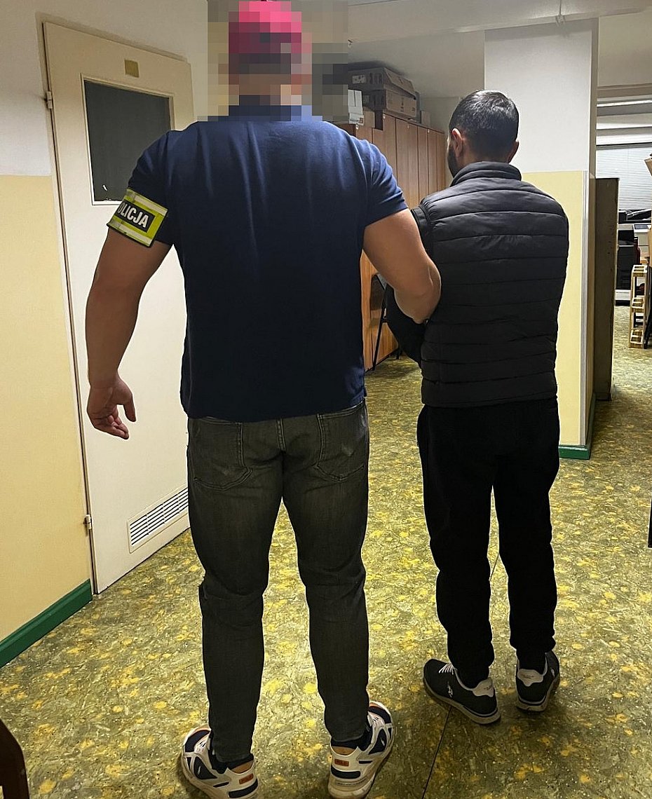 alt='Nielegalny tyto� i papierosy bez akcyzy. Policja zatrzyma�a 37-latka'