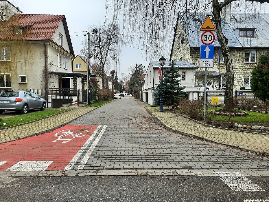 Ulica z ograniczeniem do 30 km/h z dodatkowymi progami?