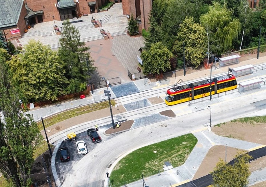 alt='P�tla z szerszym chodnikiem? "Piesi wpadaj� na oczekuj�cych pasa�er�w"'