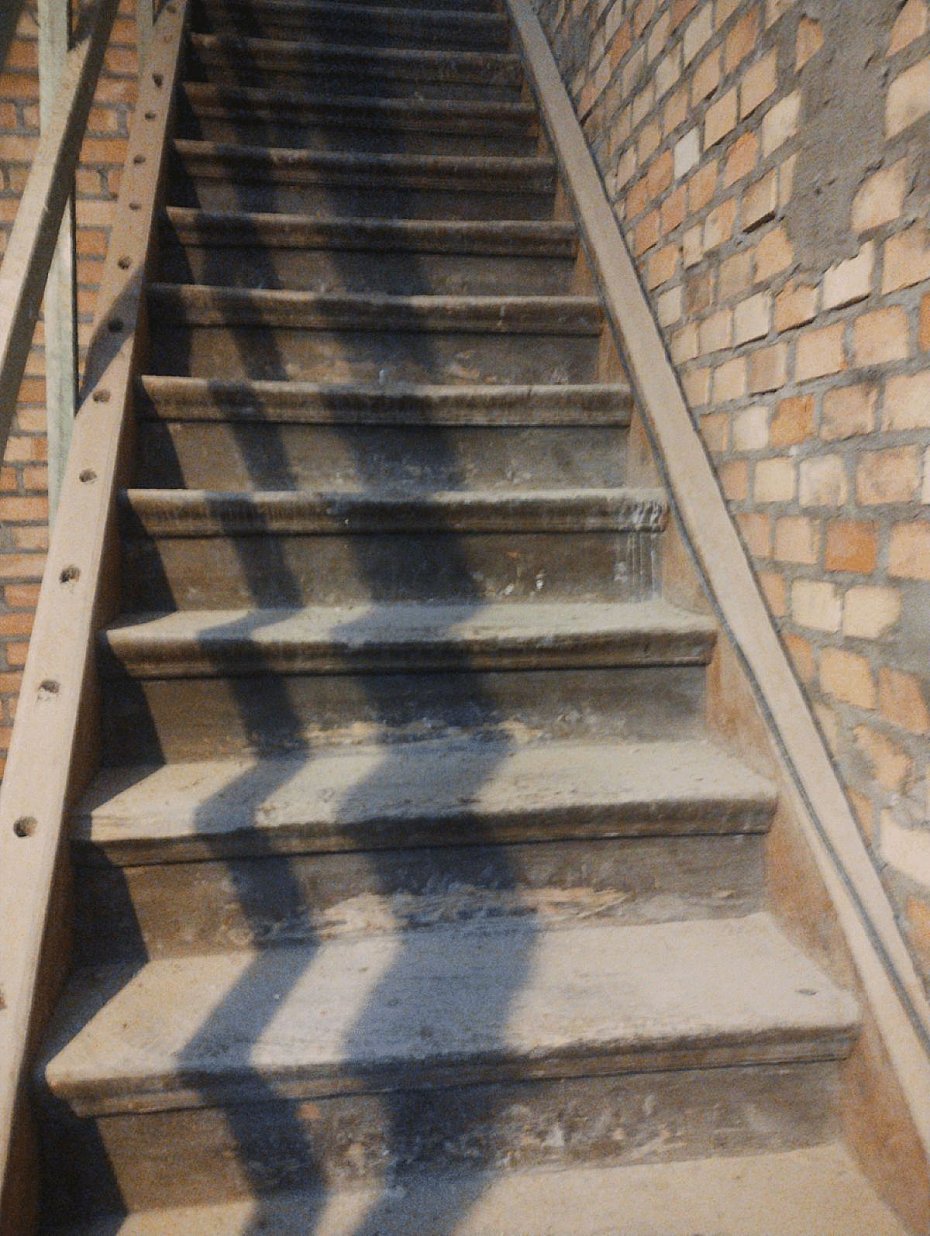 alt='Post�p prac przy drewniaku Burkego. Wracaj� oryginalne elementy'