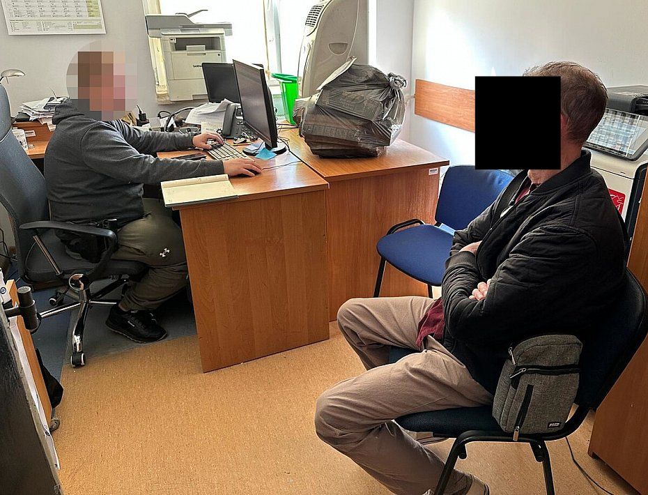 alt='Papierosy z przemytu ukryte w szafkach. Policja zatrzyma�a ma��e�stwo'