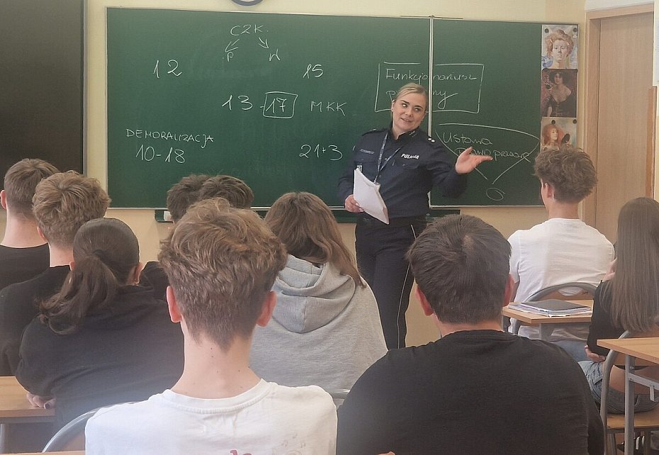 alt='Policjantki uczy�y o cyberprzemocy w liceum'