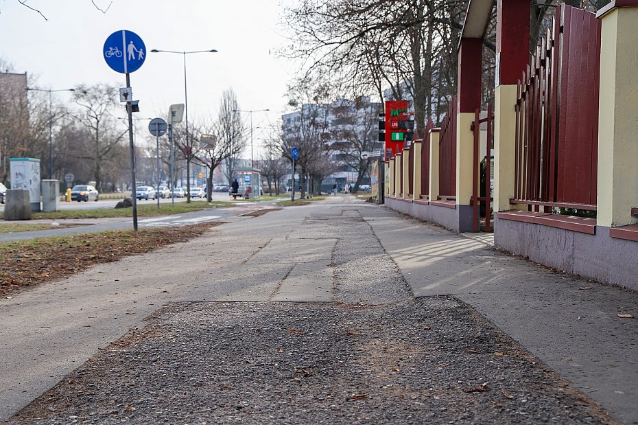 alt='Chodniki i droga rowerowa na Conrada za miliony. Kiedy remont?'