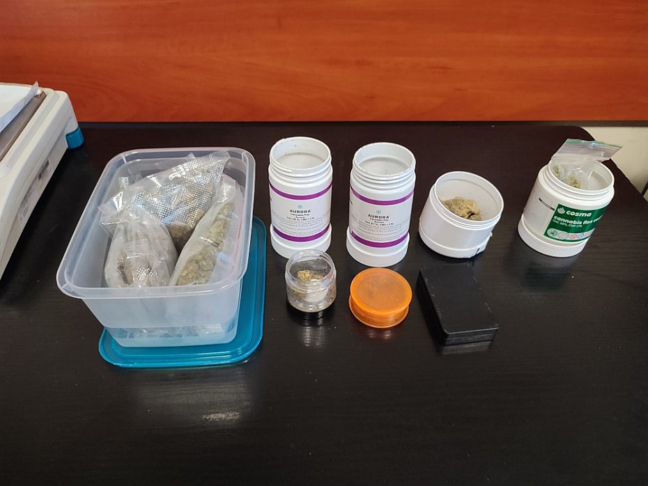 alt='Zatrzymani podczas transakcji narkotykowej. Dealer z 13 zarzutami'