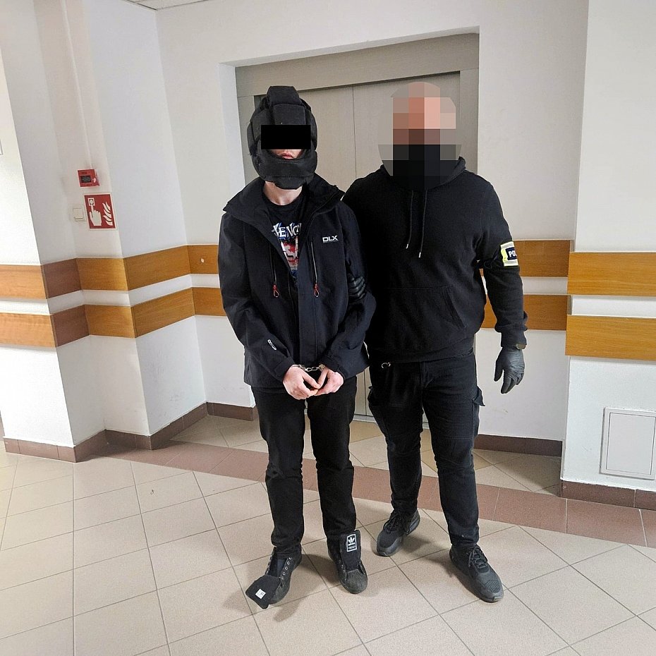 alt='Atak no�em w tramwaju. Pasa�erowie i policja obezw�adnili napastnika'