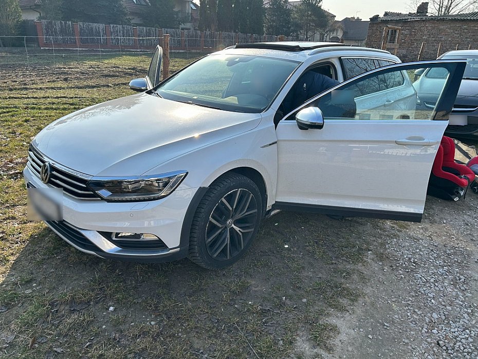 alt='Nie p�aci� rat i nie odda� auta. Policja odzyska�a Volkswagena'