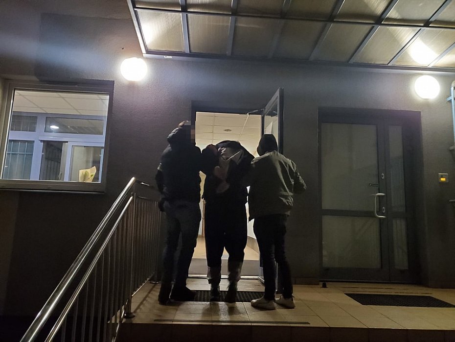 alt='Policjanci udaremnili oszustwo na 30 tys. z�. 41-latek zatrzymany'