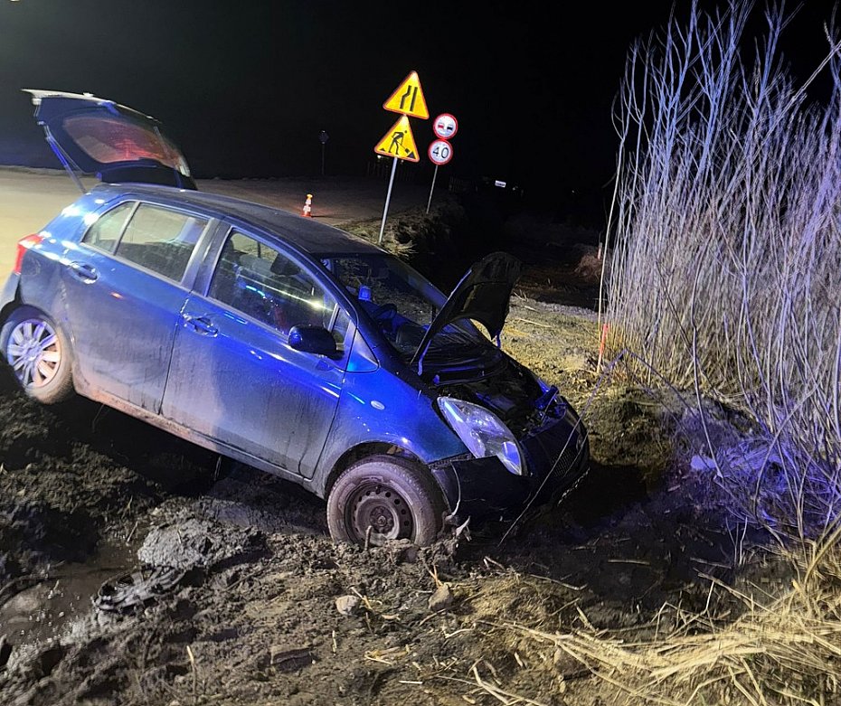 alt='Policjant po s�u�bie zatrzyma� pijanego kierowc�. Auto w rowie'