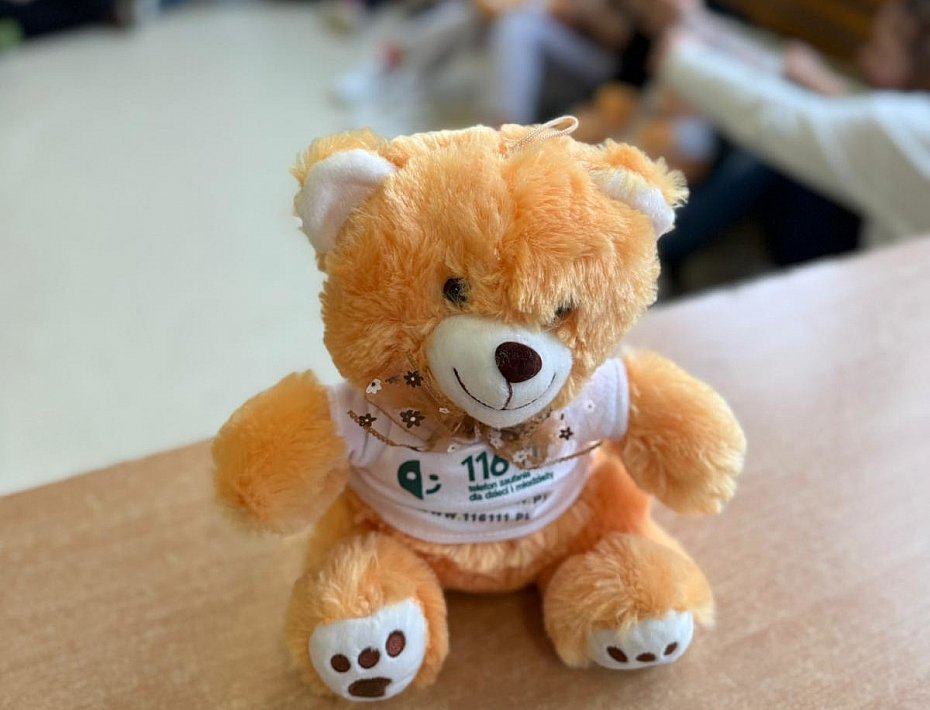 alt='Policjantka z Ochoty rozmawia�a z dzie�mi o przemocy. Na koniec wr�czy�a misie'