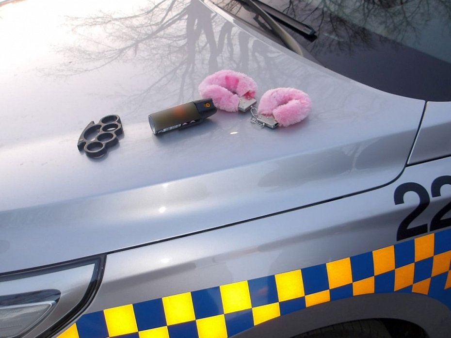 alt='Biegali po rurach nad potokiem. Stra�nicy przerwali niebezpieczn� zabaw�'