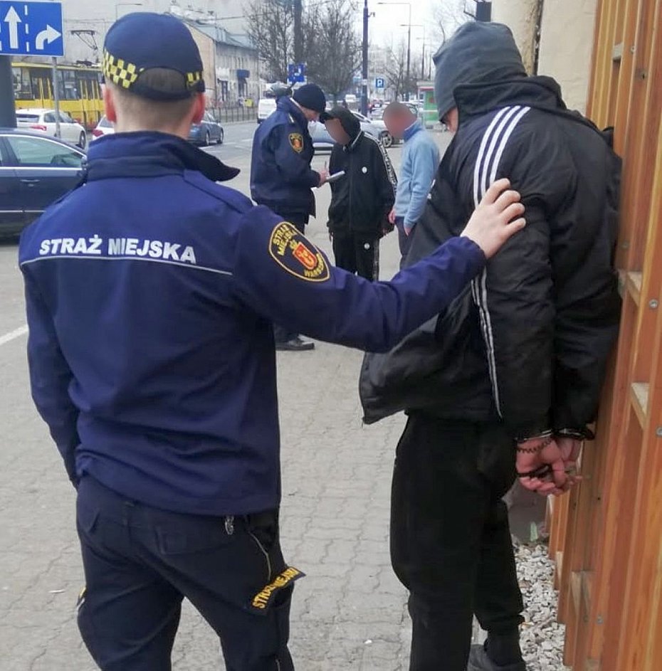 alt='Agresywny 33-latek obezw�adniony przez stra�nik�w miejskich'