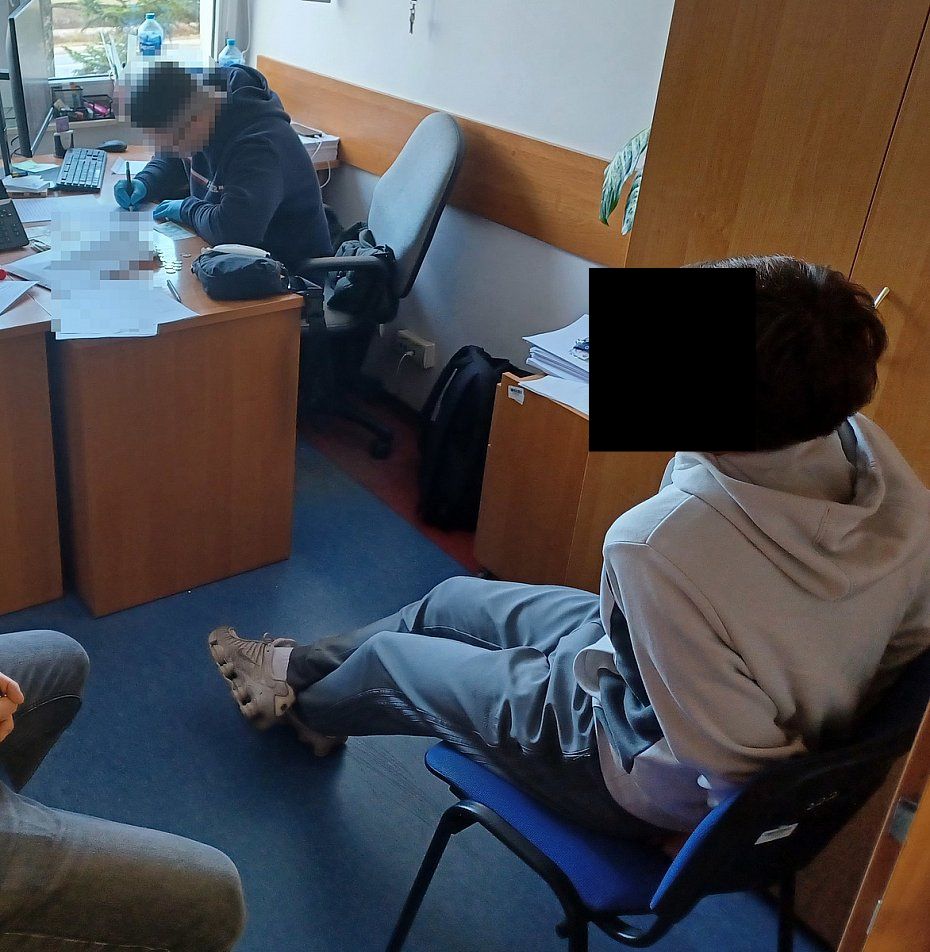 alt='Policjant po s�u�bie zauwa�y� podejrzane wyp�aty. 19-latek zatrzymany'