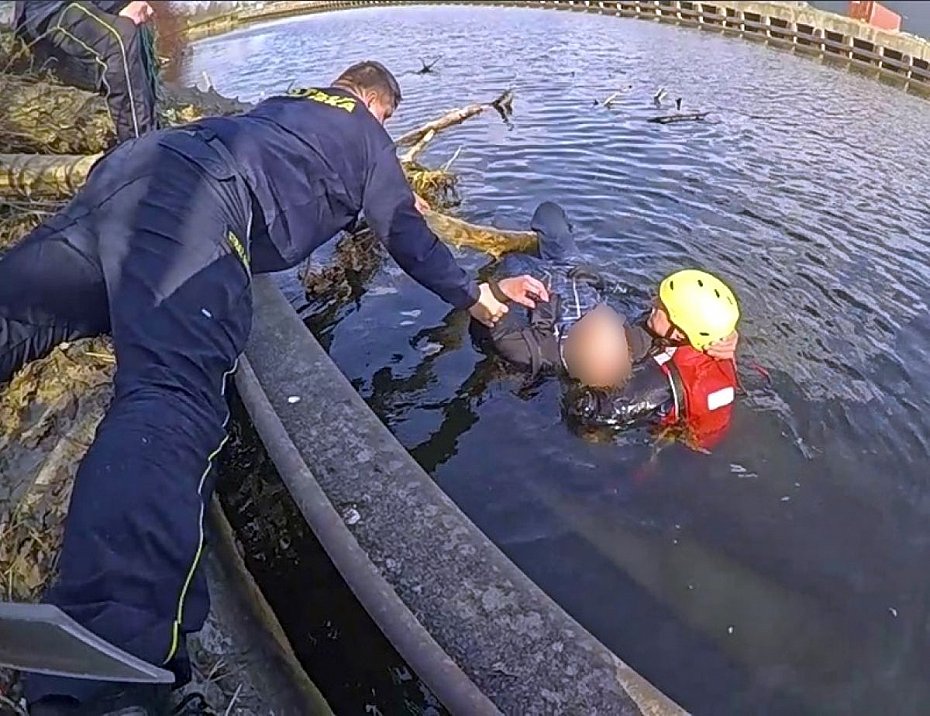 alt='Dramat nad Kana�em �era�skim. Uratowano 69-latka z lodowatej wody'