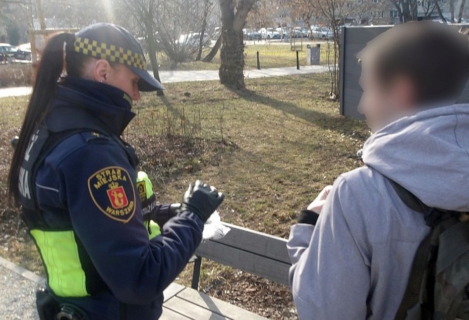 alt='Stra�nicy uj�li m�czyzn� z marihuan� w pobli�u liceum'