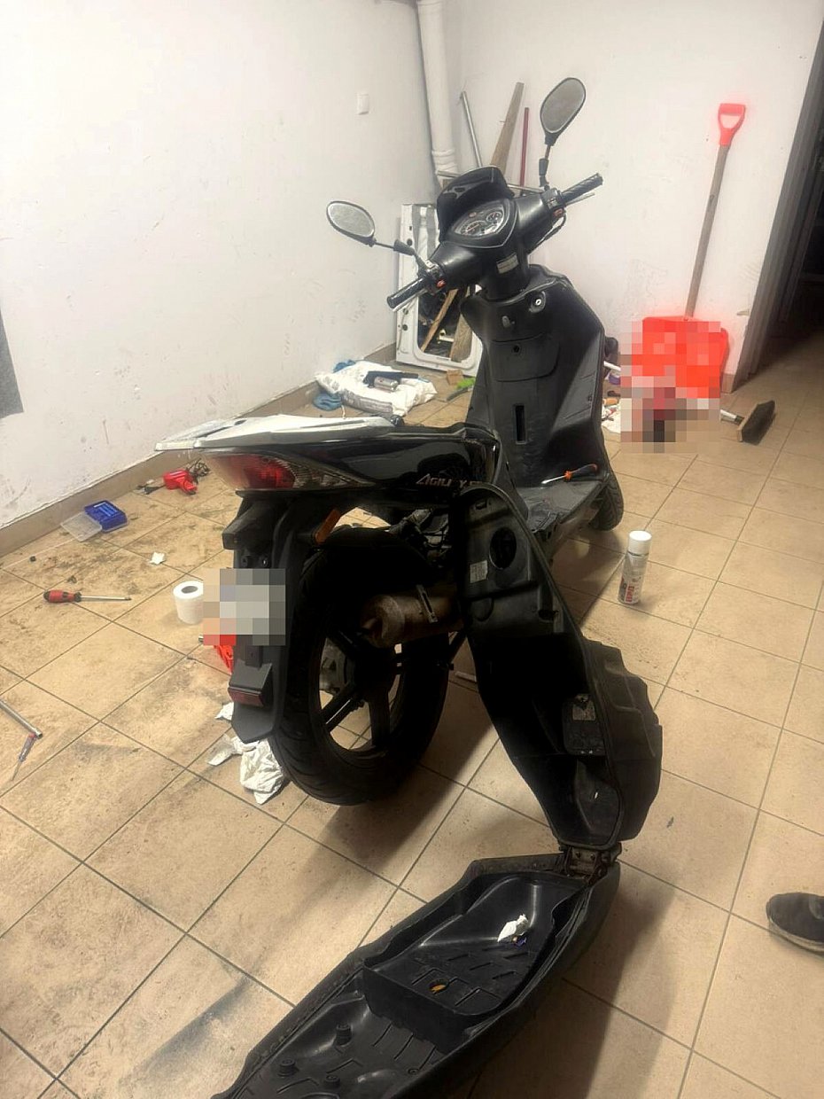 alt='Rozbierali kradziony skuter w gara�u. 18-latkowie zatrzymani'
