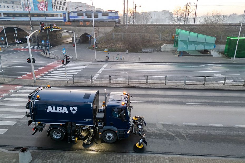 Wiosenne sprz�tanie Warszawy. Miliony metr�w chodnik�w do oczyszczenia