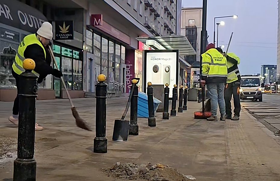 Wiosenne sprz�tanie Warszawy. Miliony metr�w chodnik�w do oczyszczenia