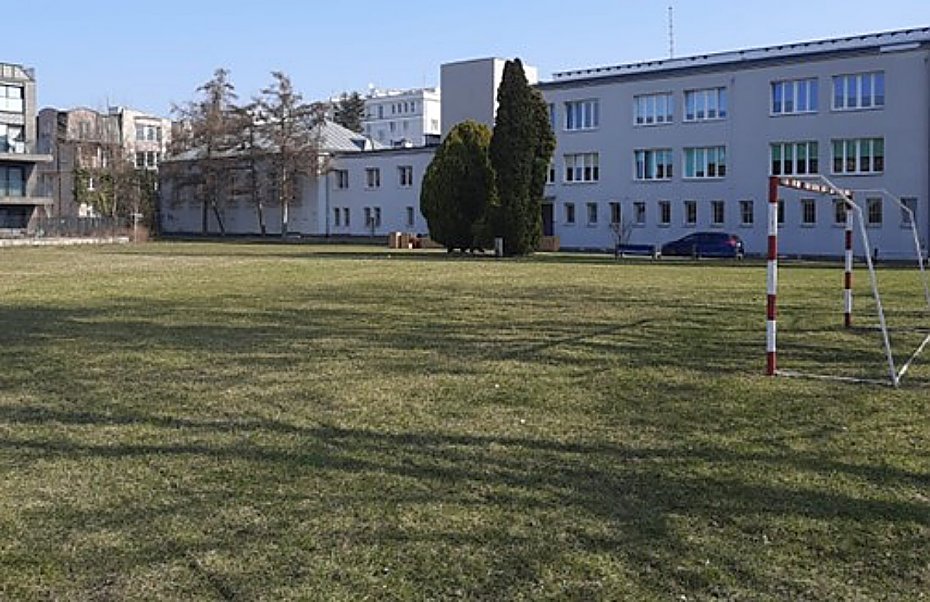 alt='Nowe boiska i bie�nia przy liceum na Woronicza. Umowa podpisana'