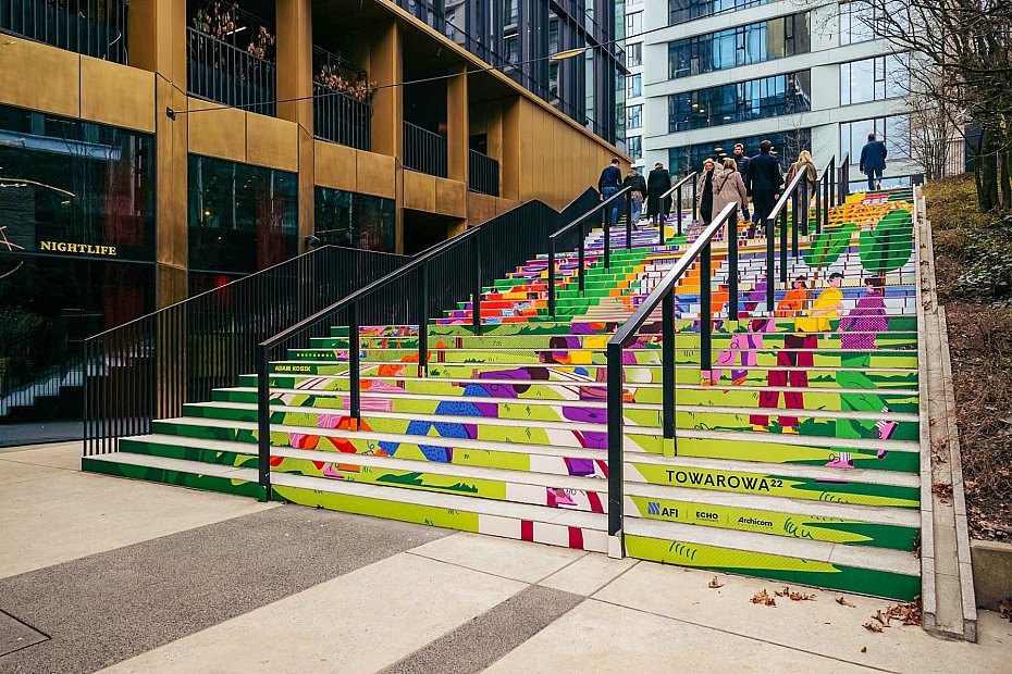 alt='Nowa grafika na schodach Browar�w Warszawskich zapowiada Towarow�22'