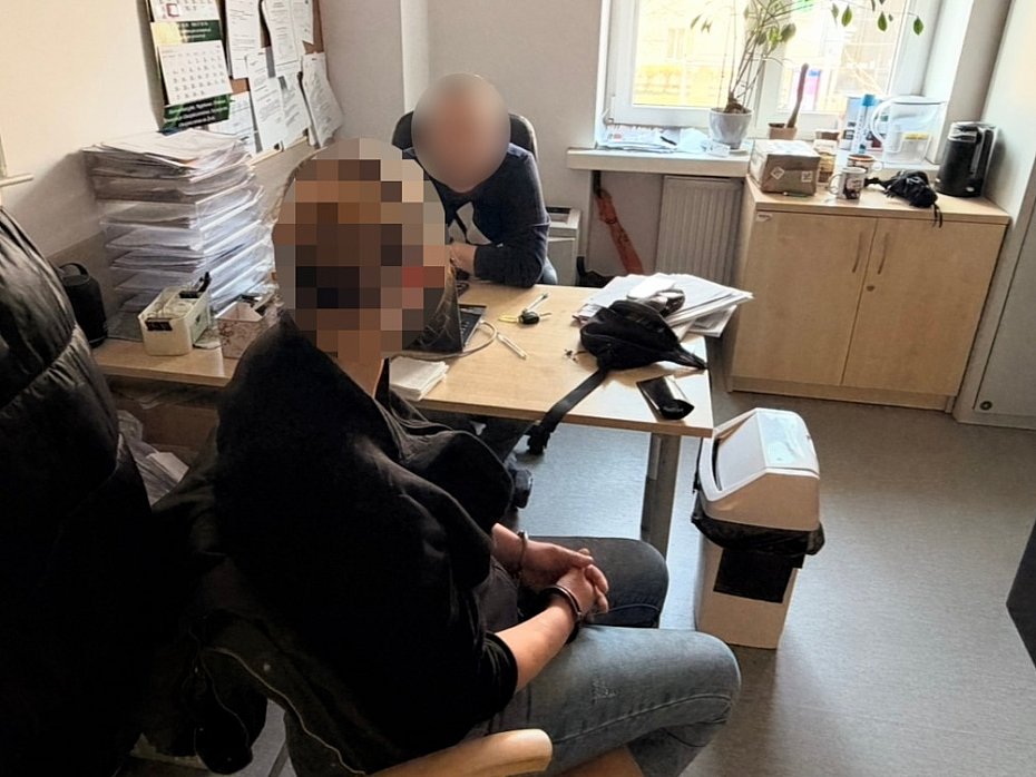 alt='Znale�li telefon w urz�dzie i go zatrzymali. Us�yszeli zarzuty'