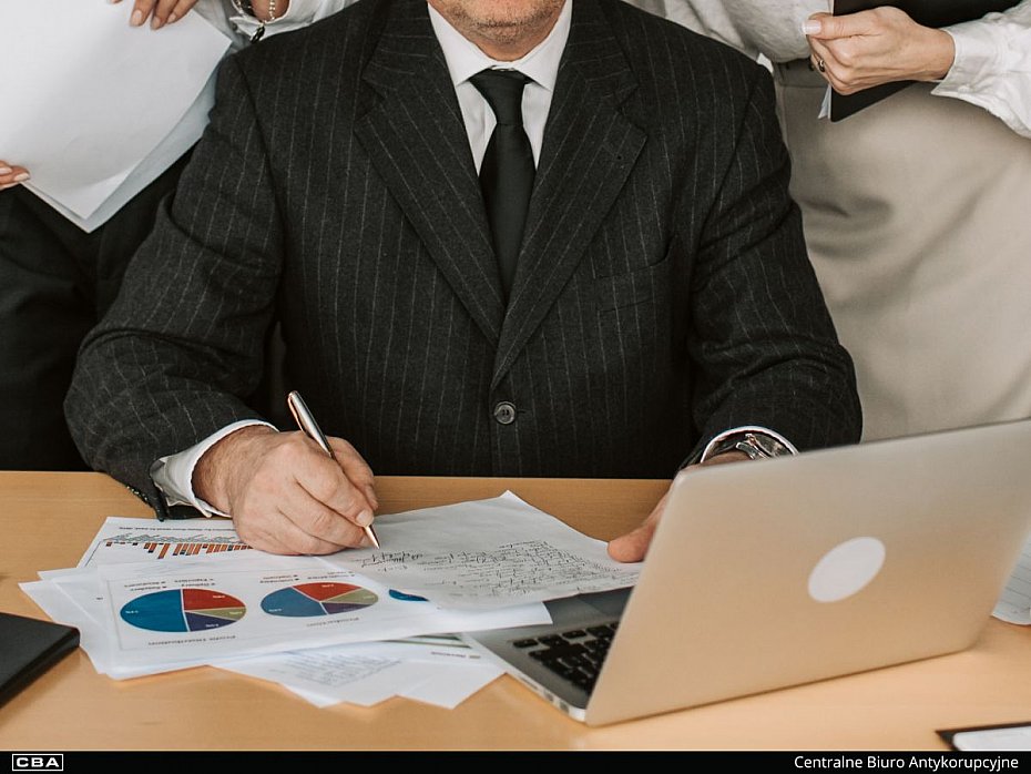 alt='CBA zatrzyma�o trzech notariuszy z Warszawy. W tle milionowe nieprawid�owo�ci'