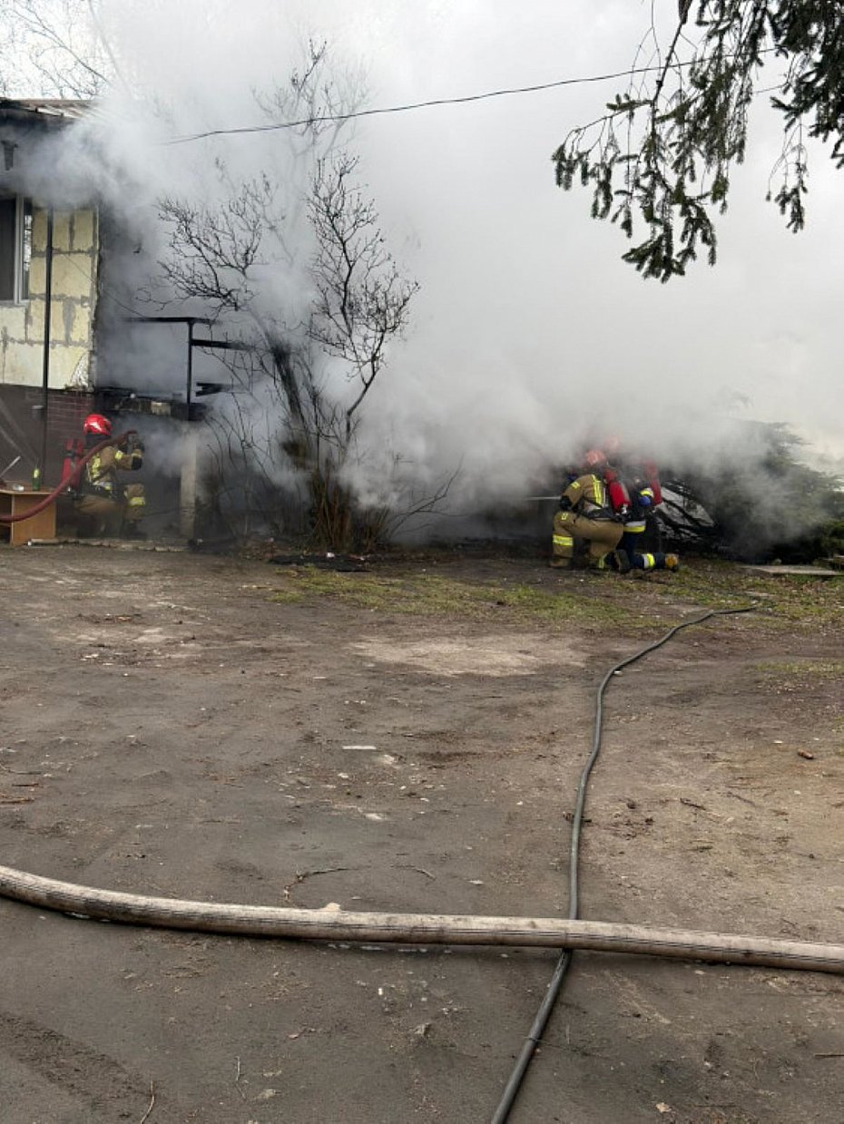 alt='Policjantki i ratownik uratowali rodzin� z po�aru'