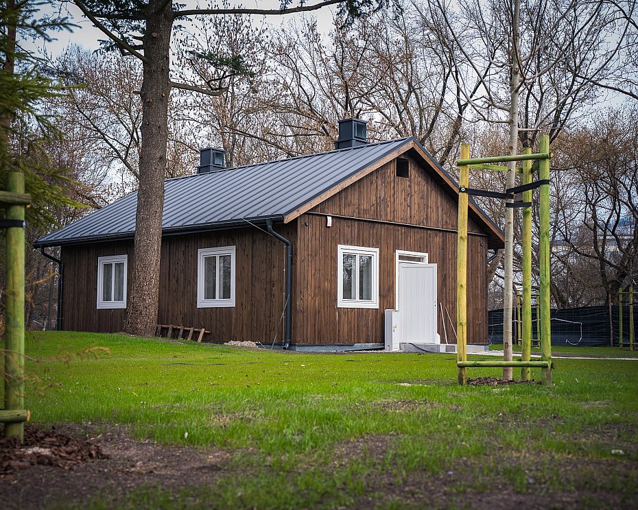 alt='Domki fi�skie przy Bibliotece Narodowej. Nowa przestrze� w parku'