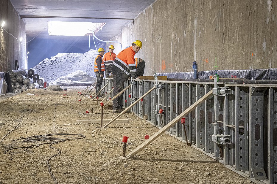 alt='Tunel tramwajowy: betonuj� pierwsze odcinki torowiska'