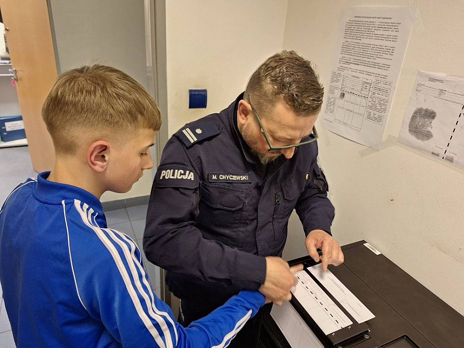 alt='14-letni Kuba odwiedzi� komisariat. Spe�nione marzenie przysz�ego policjanta'