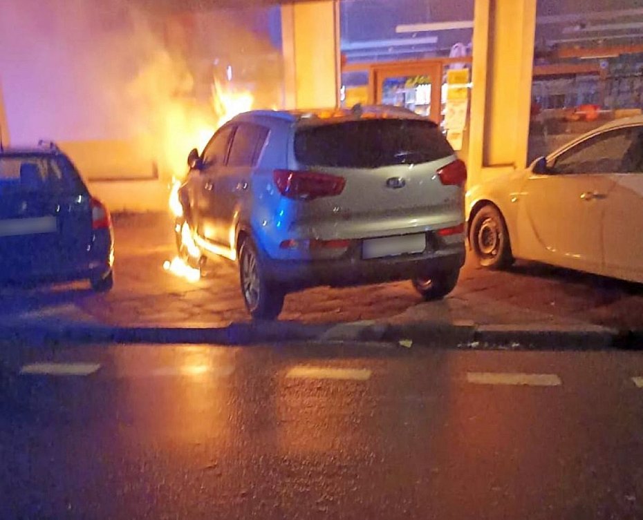 alt='Nocny po�ar SUV-a na Pradze-P�noc. Szybka akcja s�u�b'