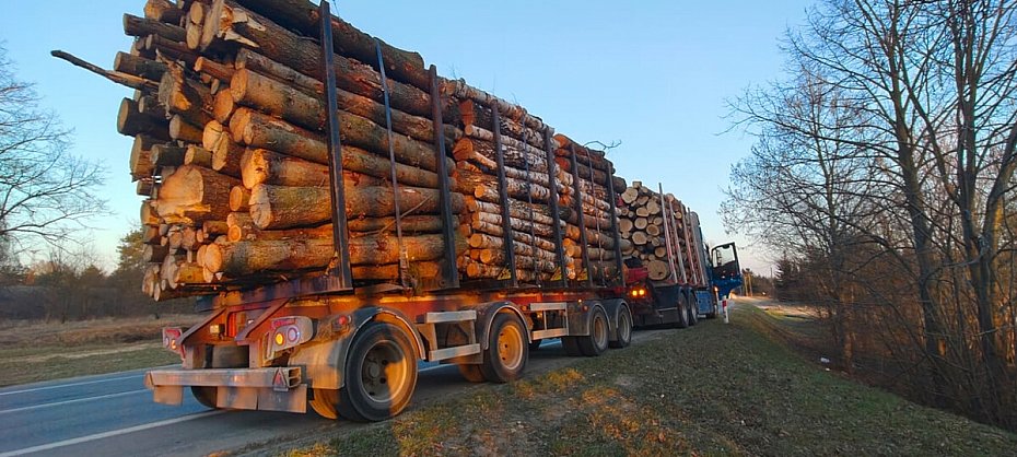 alt='Kierowca volvo bez uprawnie� i z prze�adowanym zestawem'