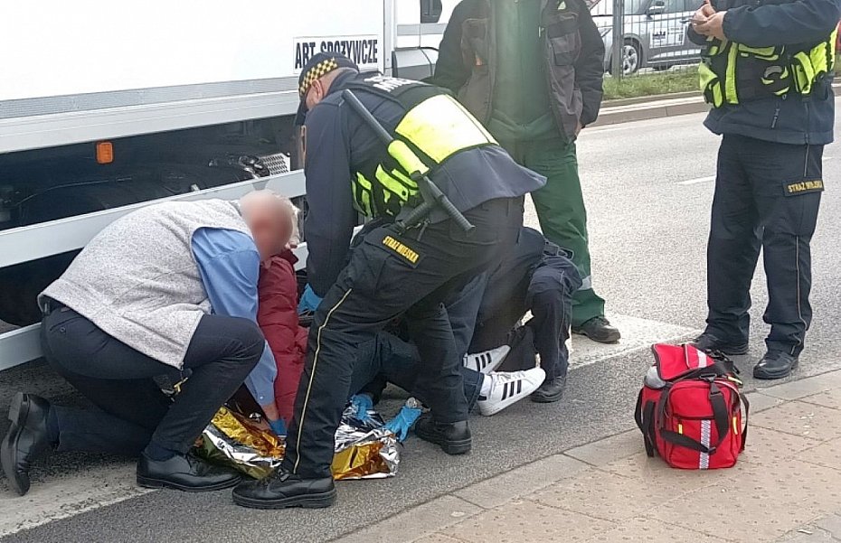 alt='Potr�cenie rowerzystki na skrzy�owaniu Powsta�c�w �l�skich i Radiowej'