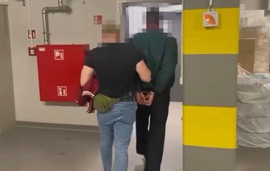 alt='Zniszczyli budynek i wtargn�li do �rodka. Policja zatrzyma�a sprawc�w'