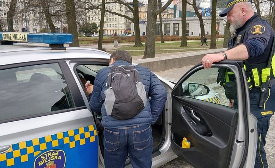 alt='Turystka z Gwatemali upad�a pod PKiN. Szybka pomoc stra�y miejskiej'