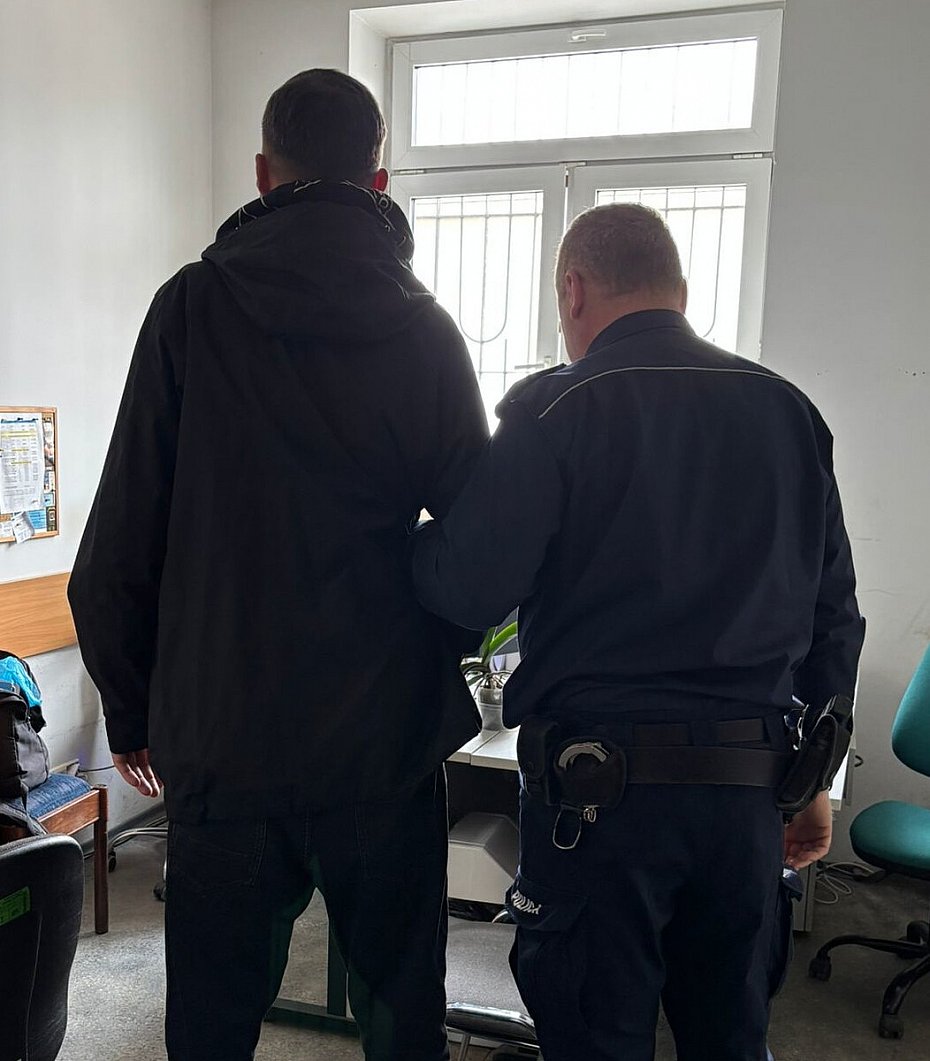 alt='Ukradli kamer� z klatki schodowej. Policja zatrzyma�a trzech m�czyzn'