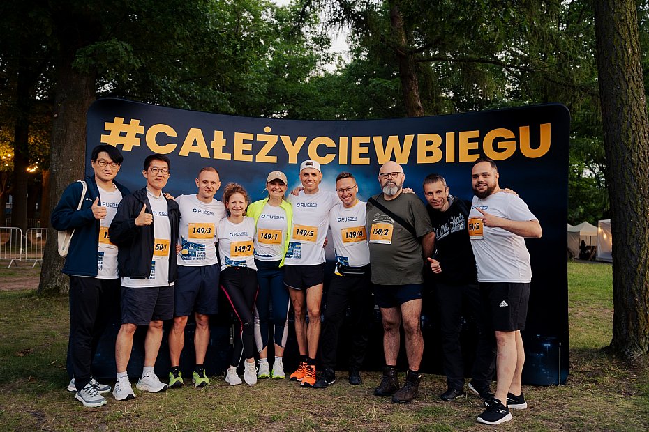 alt='Nocny Bieg Firmowy w Warszawie. Pomaganie po zmroku'