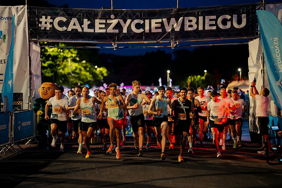 Nocny Bieg Firmowy w Warszawie. Pomaganie po zmroku