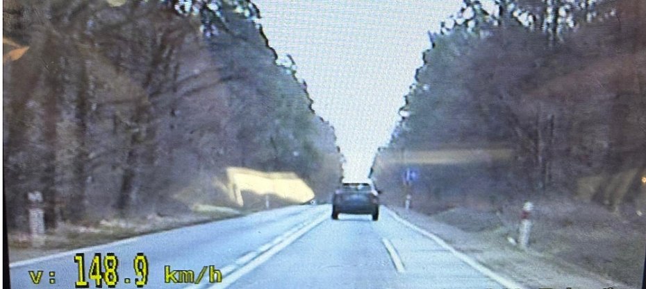 alt='148 km/h przy limicie 70. Cztery prawa jazdy zatrzymane'