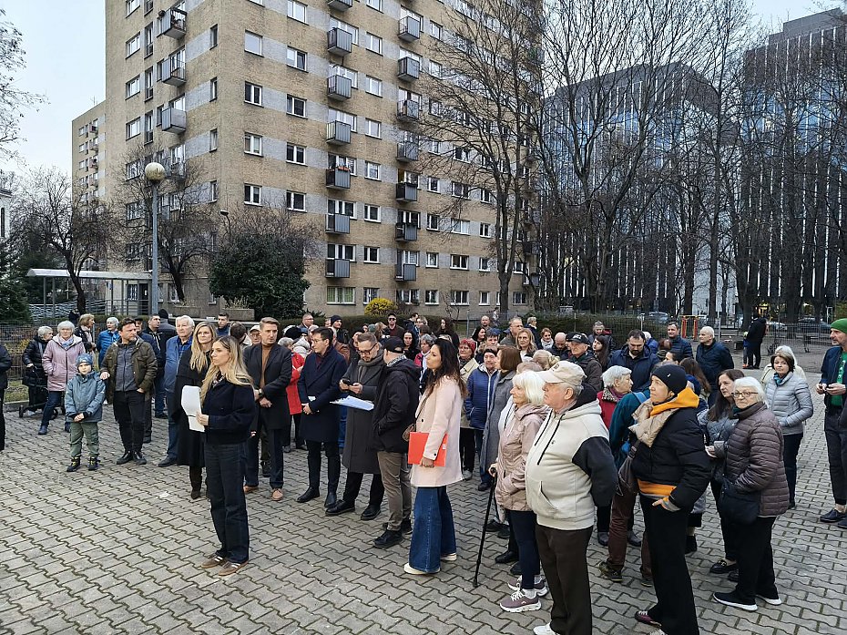 Dwa bloki zamiast zieleni na Woli? Mieszka�cy protestuj�