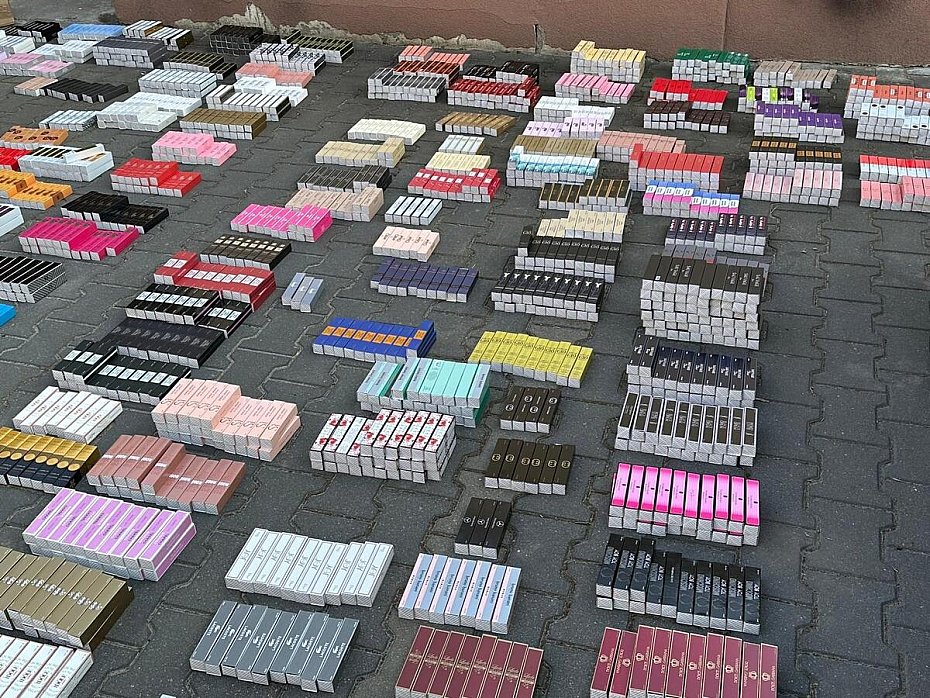 alt='Ponad 5 tys. podr�bek perfum przej�tych. Zatrzymany 32-latek'