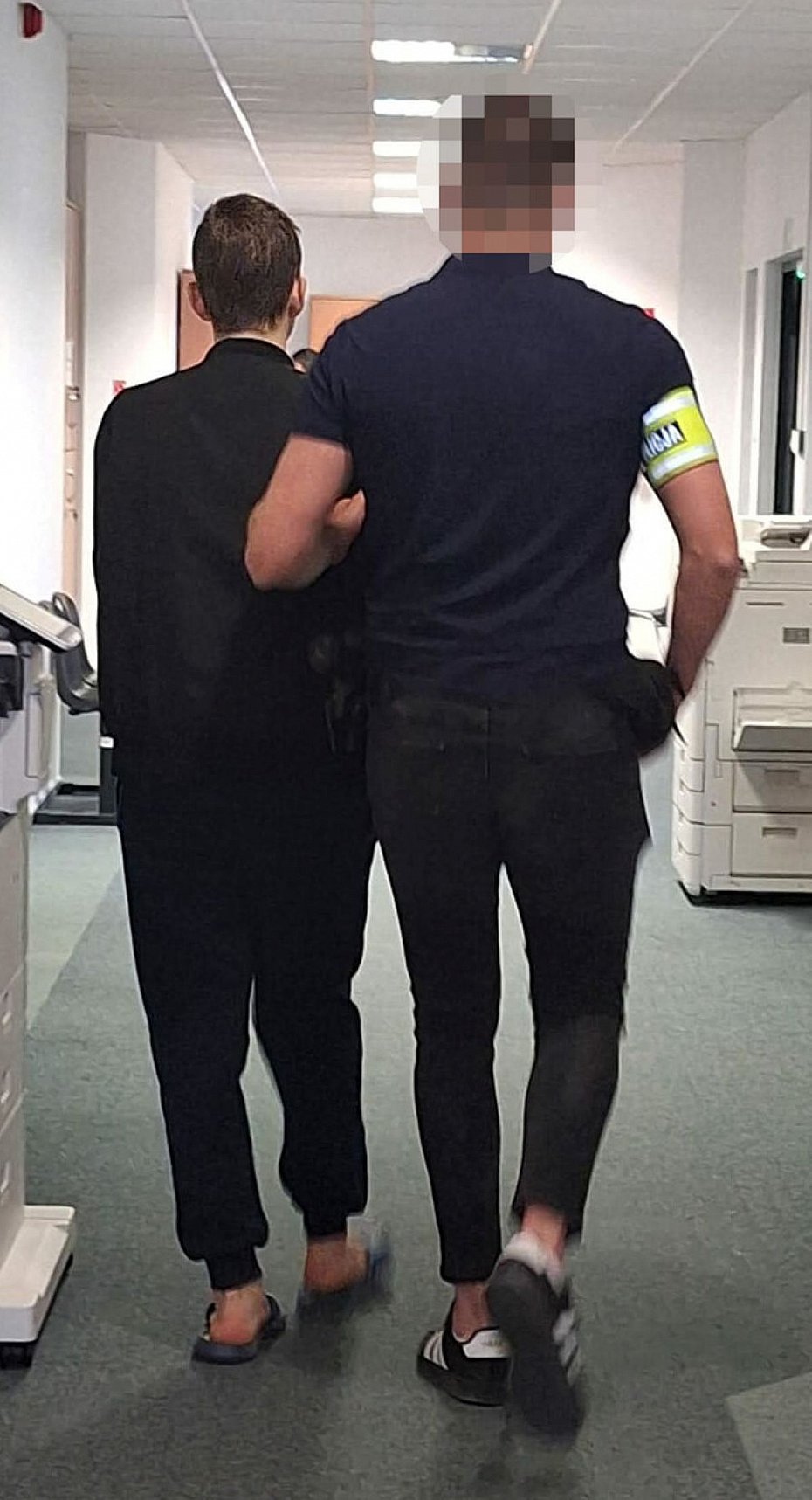 alt='19-latek zaatakowa� matk� i jej partnera. Grozi mu do�ywocie'